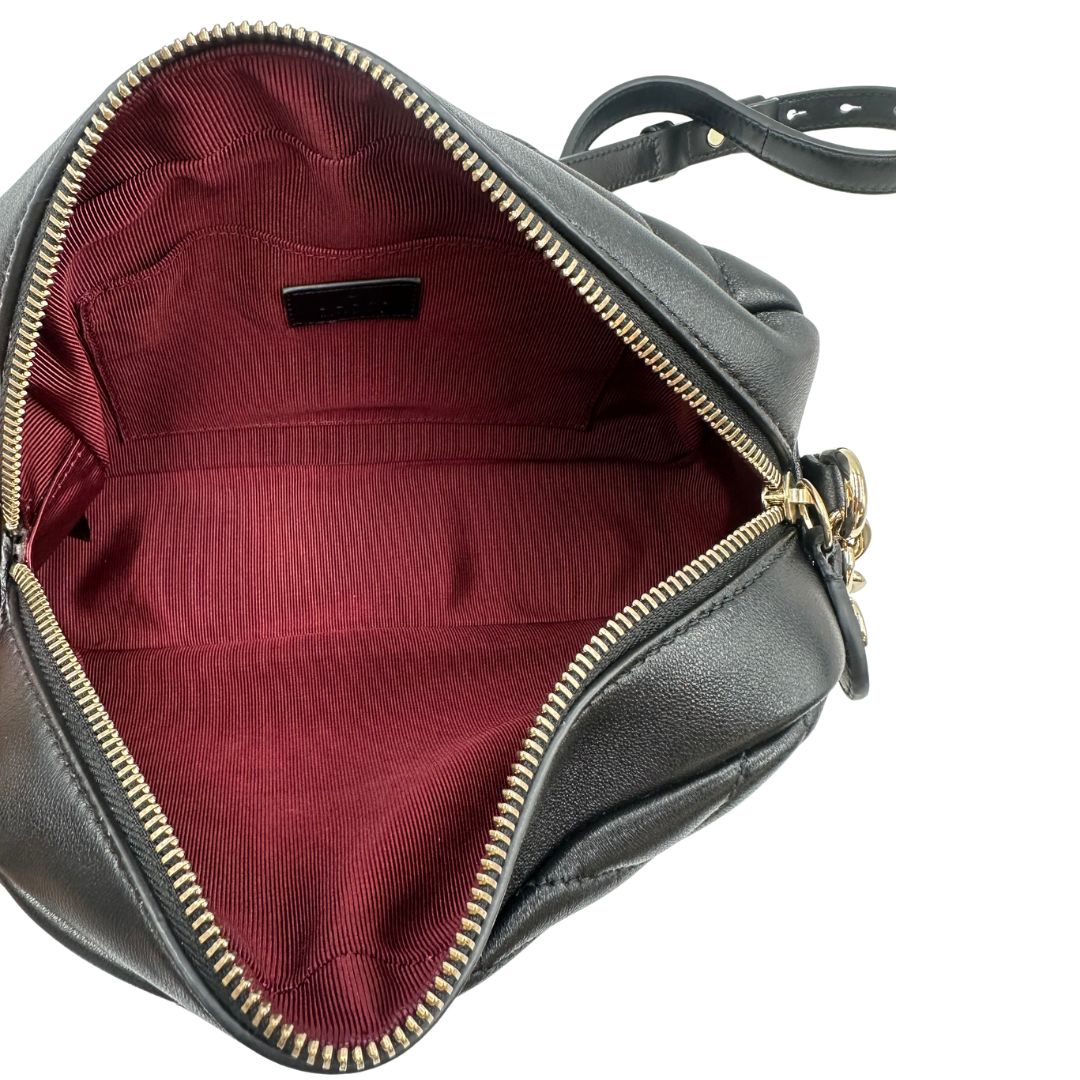 Camera bag Gucci Marmont in pelle nera trama chevron con hardware dorato