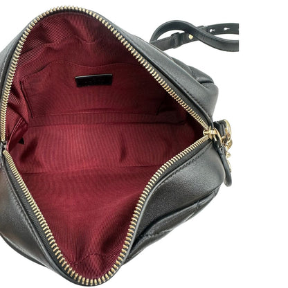 Camera bag Gucci Marmont in pelle nera trama chevron con hardware dorato