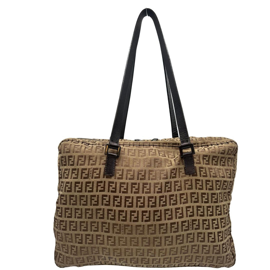 Borsa Fendi in tessuto trama Zucca color tabacco; munita di un manico singolo in pelle marrone.&nbsp;