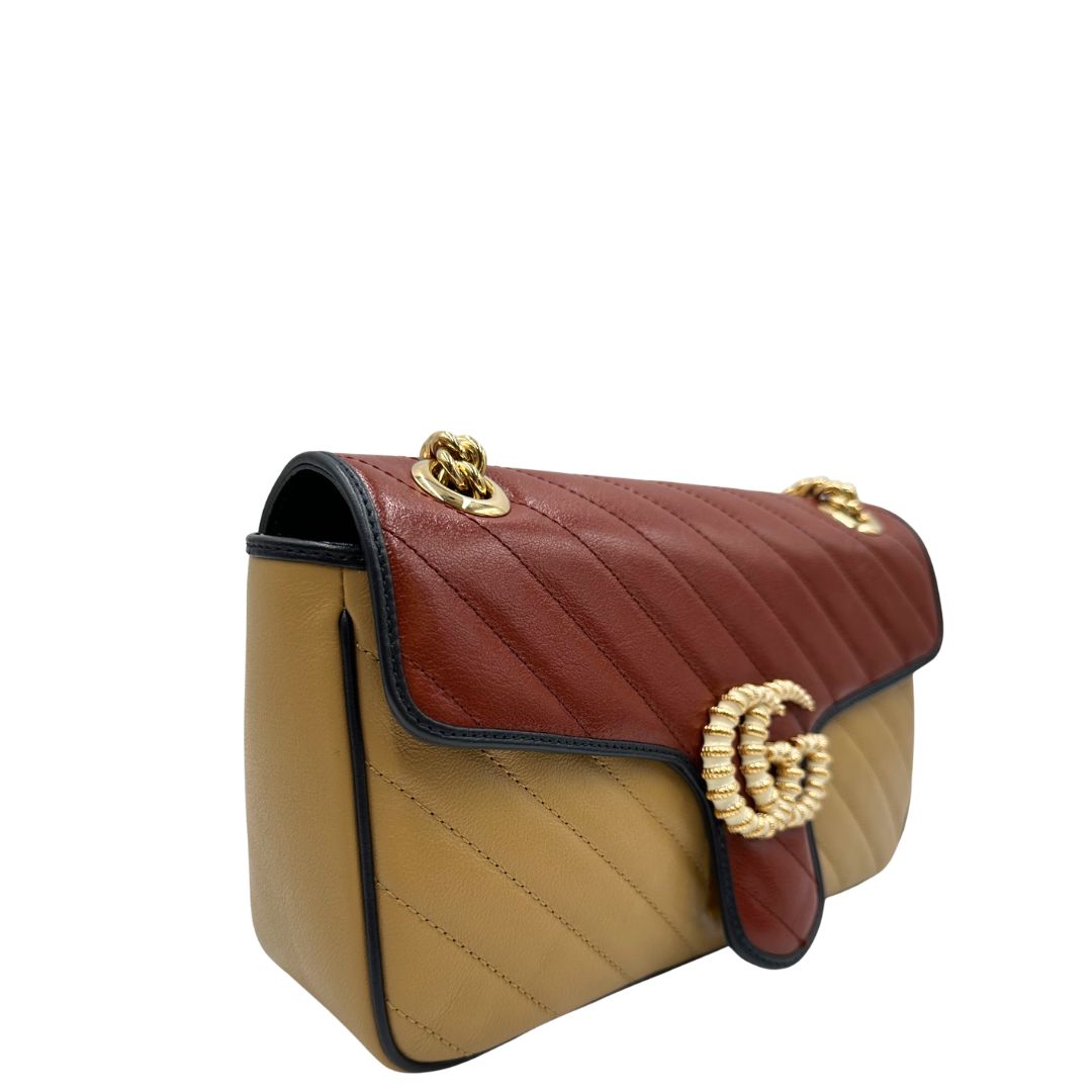 BranBorsa Gucci Marmont in pelle trapuntata chevron in doppia colorazione terra di siena e beige con profili blu notte