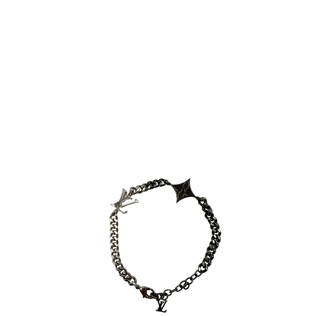 Bracciale Louis Vuitton in ottone argentato scuro e metallo con finitura chiara lucida, impreziosito da piccoli charm monogram