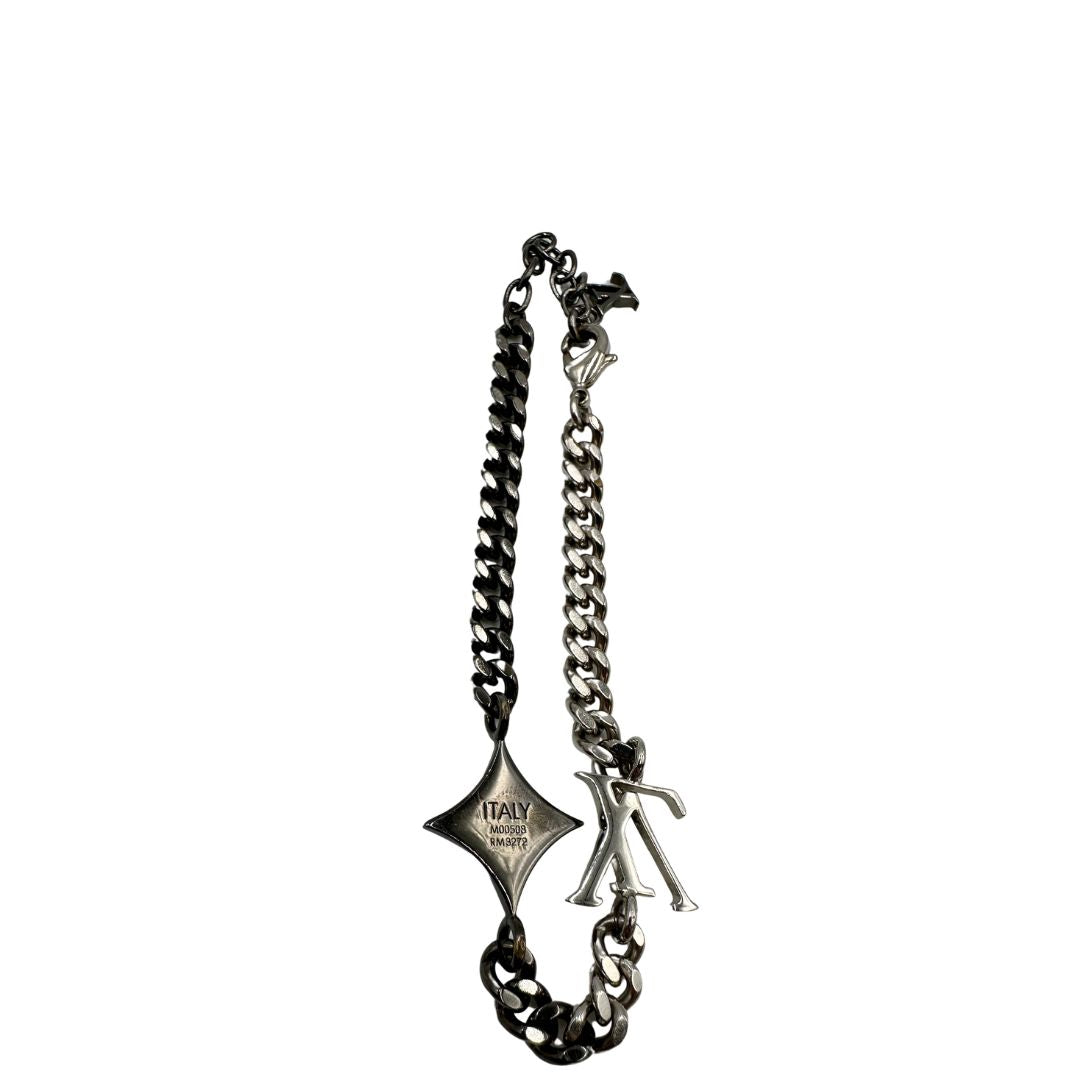 Bracciale Louis Vuitton in ottone argentato scuro e metallo con finitura chiara lucida, impreziosito da piccoli charm monogram