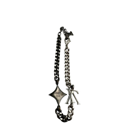 Bracciale Louis Vuitton in ottone argentato scuro e metallo con finitura chiara lucida, impreziosito da piccoli charm monogram