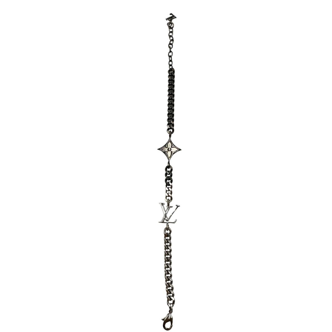 Bracciale Louis Vuitton in ottone argentato scuro e metallo con finitura chiara lucida, impreziosito da piccoli charm monogram