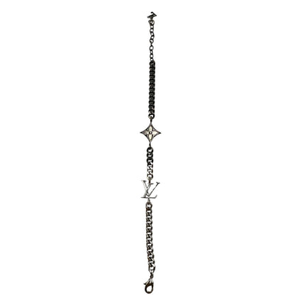 Bracciale Louis Vuitton in ottone argentato scuro e metallo con finitura chiara lucida, impreziosito da piccoli charm monogram