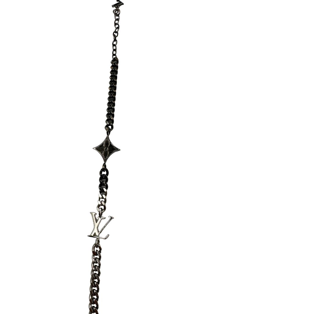 Bracciale Louis Vuitton in ottone argentato scuro e metallo con finitura chiara lucida, impreziosito da piccoli charm monogram