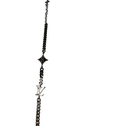 Bracciale Louis Vuitton in ottone argentato scuro e metallo con finitura chiara lucida, impreziosito da piccoli charm monogram