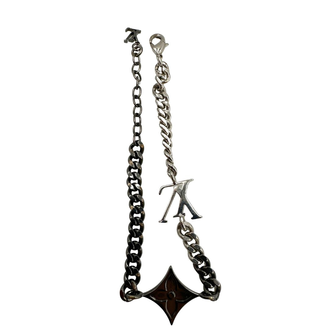Bracciale Louis Vuitton in ottone argentato scuro e metallo con finitura chiara lucida, impreziosito da piccoli charm monogram