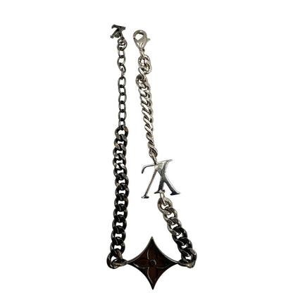 Bracciale Louis Vuitton in ottone argentato scuro e metallo con finitura chiara lucida, impreziosito da piccoli charm monogram