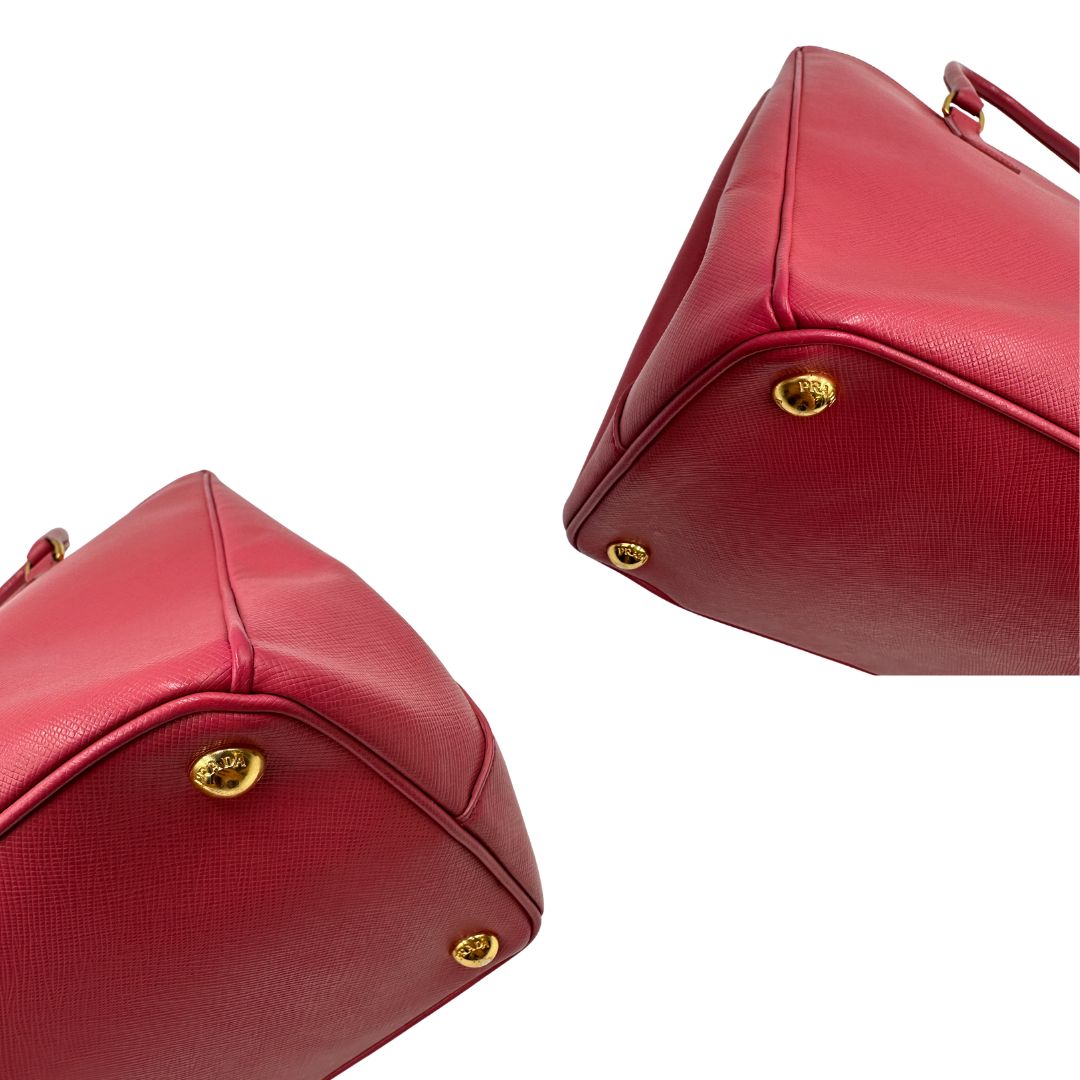 angoli  Borsa Prada in pelle saffiano color rosa fragola con hardware dorato, di lusso, originale, ottime condizioni, usata 