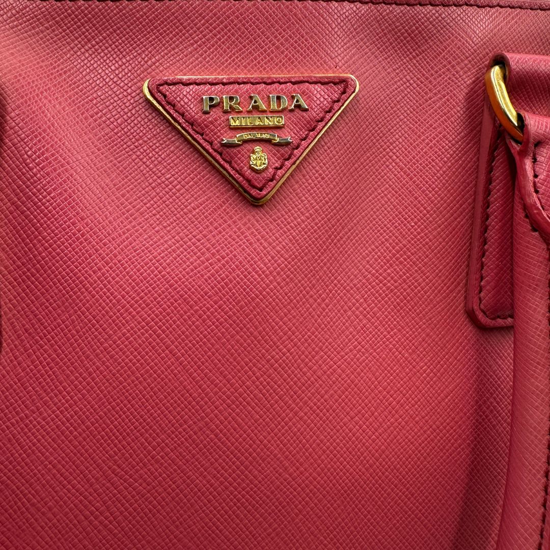  Borsa Prada in pelle saffiano color rosa fragola con hardware dorato, di lusso, originale, ottime condizioni, usata