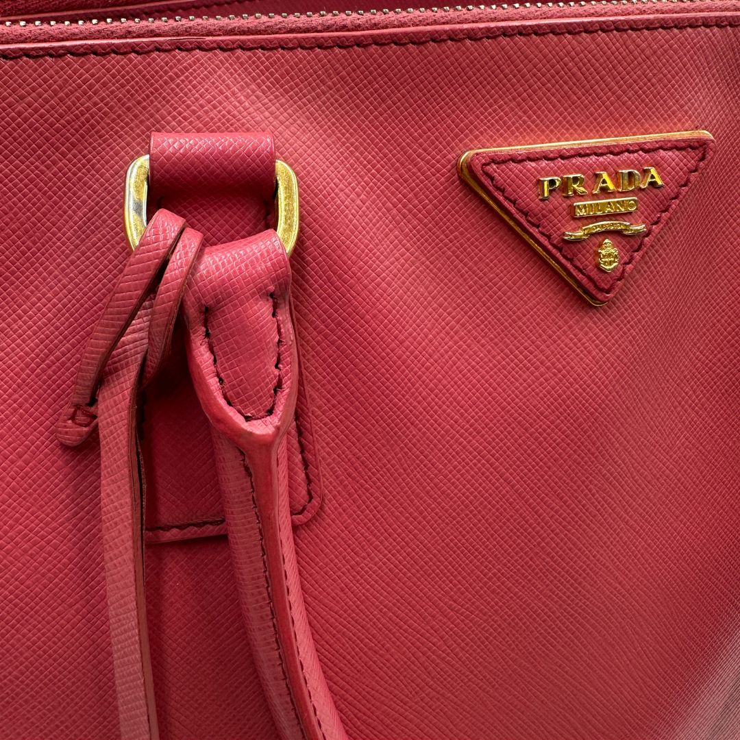  Borsa Prada in pelle saffiano color rosa fragola con hardware dorato, di lusso, originale, ottime condizioni, usata