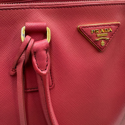  Borsa Prada in pelle saffiano color rosa fragola con hardware dorato, di lusso, originale, ottime condizioni, usata
