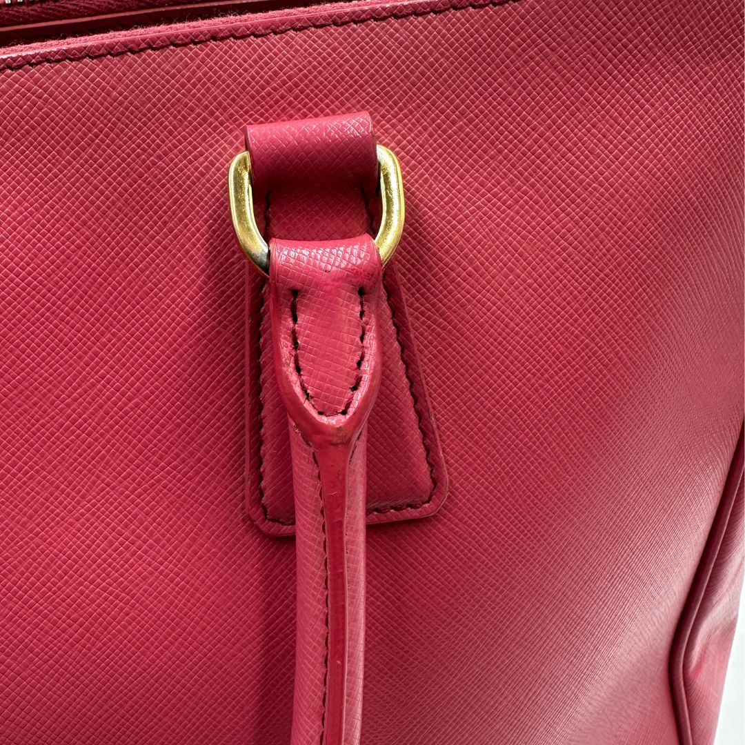  Borsa Prada in pelle saffiano color rosa fragola con hardware dorato, di lusso, originale, ottime condizioni, usata