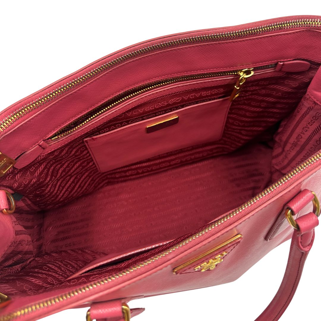 interno Borsa Prada in pelle saffiano color rosa fragola con hardware dorato, di lusso, originale, ottime condizioni, usata
