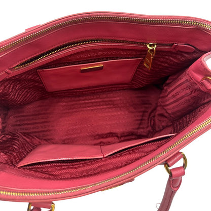 interno Borsa Prada in pelle saffiano color rosa fragola con hardware dorato, di lusso, originale, ottime condizioni, usata
