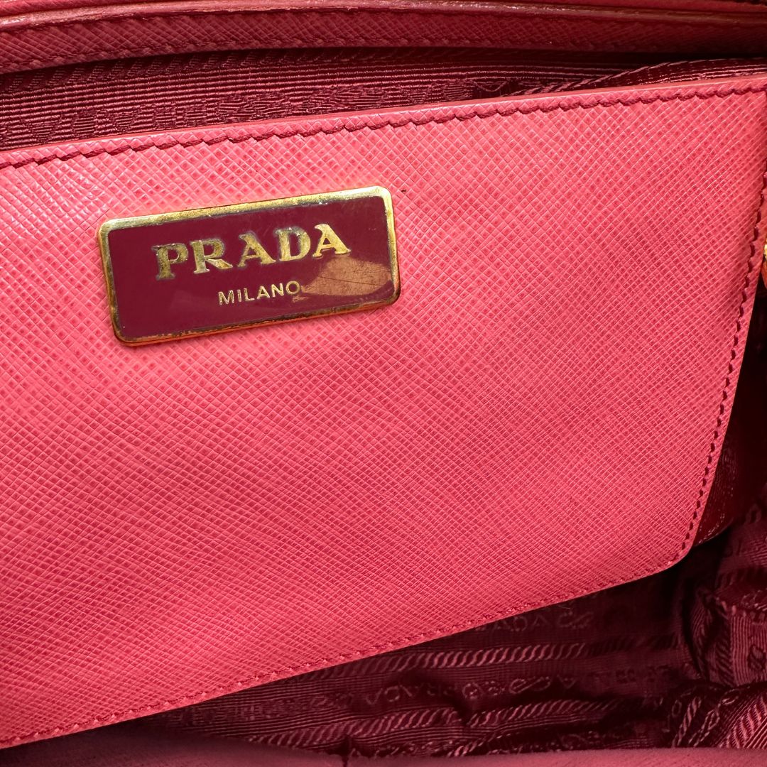 interno Borsa Prada in pelle saffiano color rosa fragola con hardware dorato, di lusso, originale, ottime condizioni, usata

