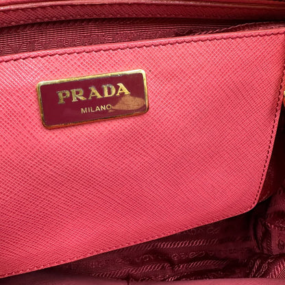 interno Borsa Prada in pelle saffiano color rosa fragola con hardware dorato, di lusso, originale, ottime condizioni, usata
