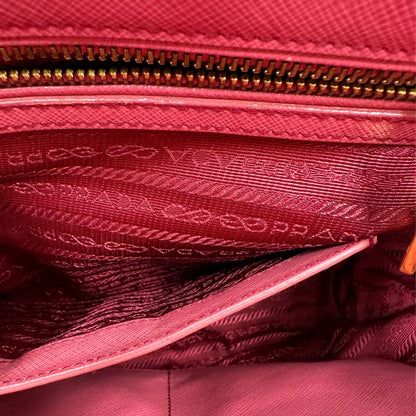 interno Borsa Prada in pelle saffiano color rosa fragola con hardware dorato, di lusso, originale, ottime condizioni, usata

