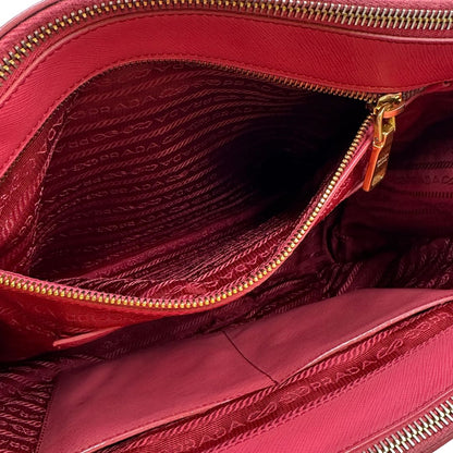 interno Borsa Prada in pelle saffiano color rosa fragola con hardware dorato, di lusso, originale, ottime condizioni, usata
