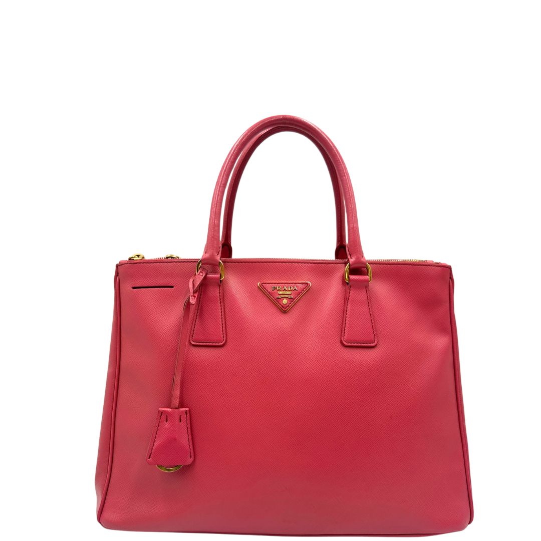 front  Borsa Prada in pelle saffiano color rosa fragola con hardware dorato, di lusso, originale, ottime condizioni, usata 