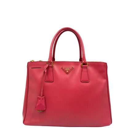 front  Borsa Prada in pelle saffiano color rosa fragola con hardware dorato, di lusso, originale, ottime condizioni, usata 