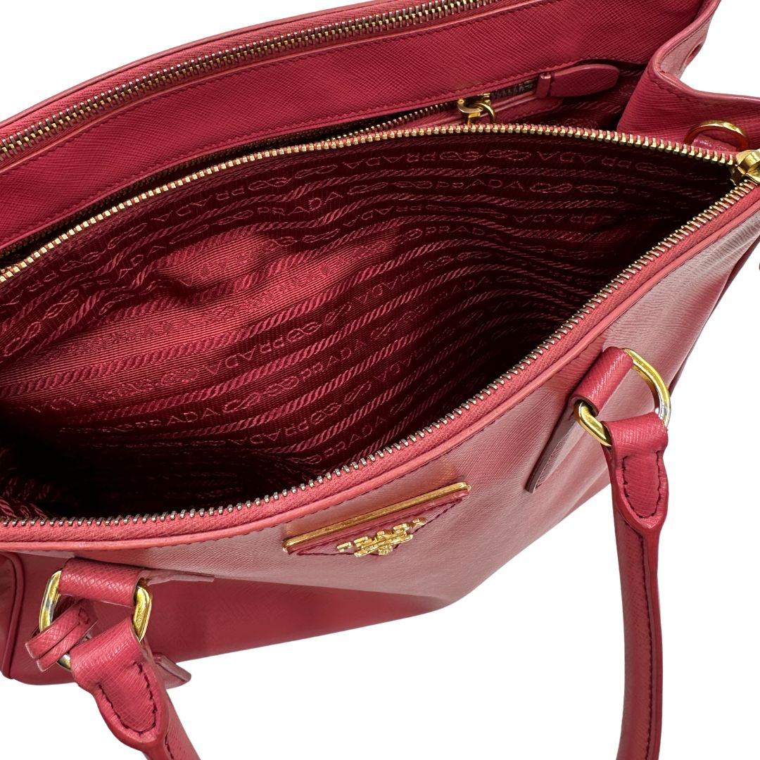  Borsa Prada in pelle saffiano color rosa fragola con hardware dorato, di lusso, originale, ottime condizioni, usata