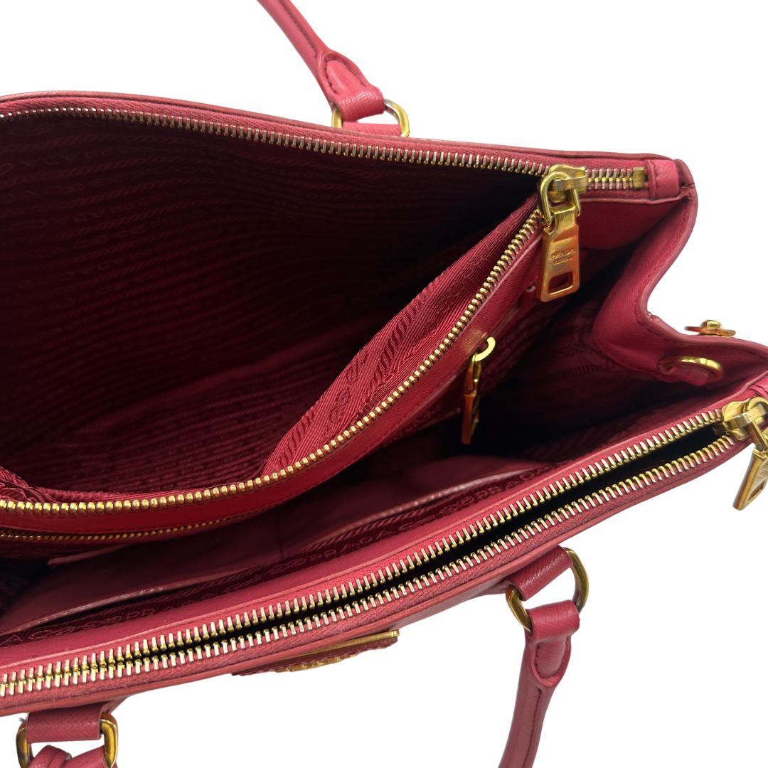 interno Borsa Prada in pelle saffiano color rosa fragola con hardware dorato, di lusso, originale, ottime condizioni, usata