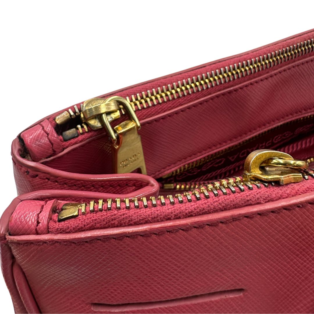  Borsa Prada in pelle saffiano color rosa fragola con hardware dorato, di lusso, originale, ottime condizioni, usata