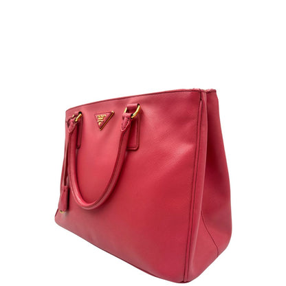 lato  Borsa Prada in pelle saffiano color rosa fragola con hardware dorato, di lusso, originale, ottime condizioni, usata
