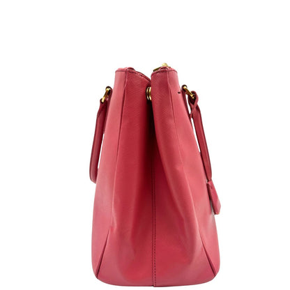 lato  Borsa Prada in pelle saffiano color rosa fragola con hardware dorato, di lusso, originale, ottime condizioni, usata 