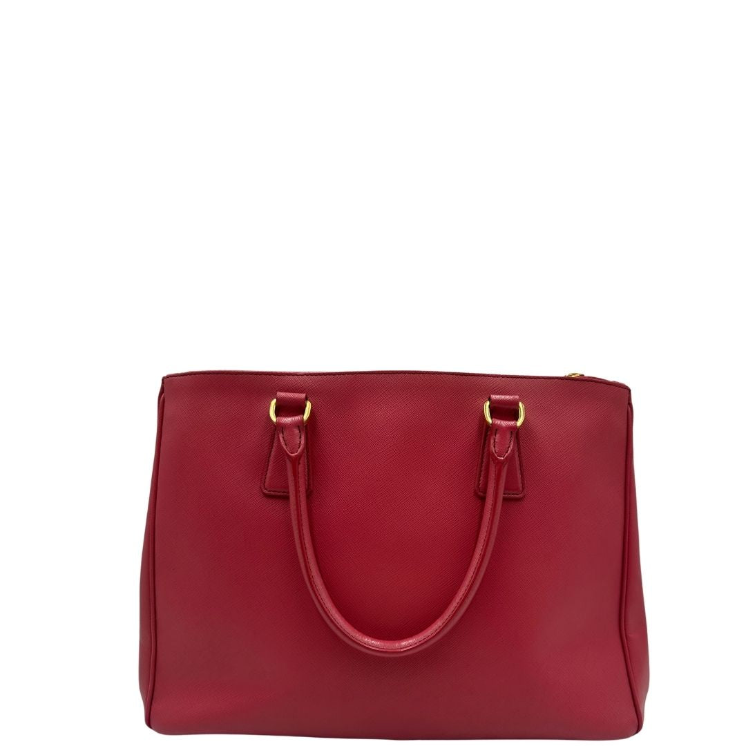 retro  Borsa Prada in pelle saffiano color rosa fragola con hardware dorato, di lusso, originale, ottime condizioni, usata