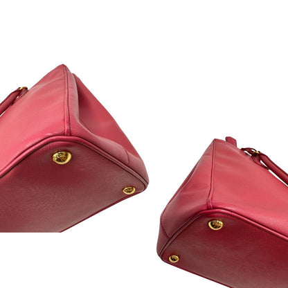 angoli  Borsa Prada in pelle saffiano color rosa fragola con hardware dorato, di lusso, originale, ottime condizioni, usata