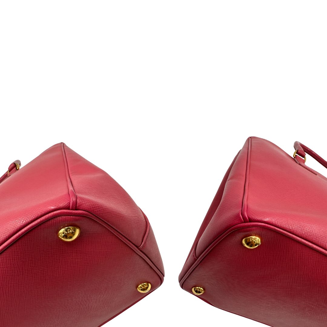 angoli  Borsa Prada in pelle saffiano color rosa fragola con hardware dorato, di lusso, originale, ottime condizioni, usata
