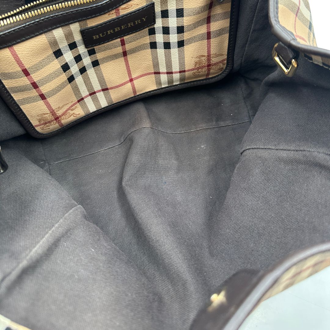 interno Shopper Burberry in canvas beige con classica trama tartan e finiture in pelle