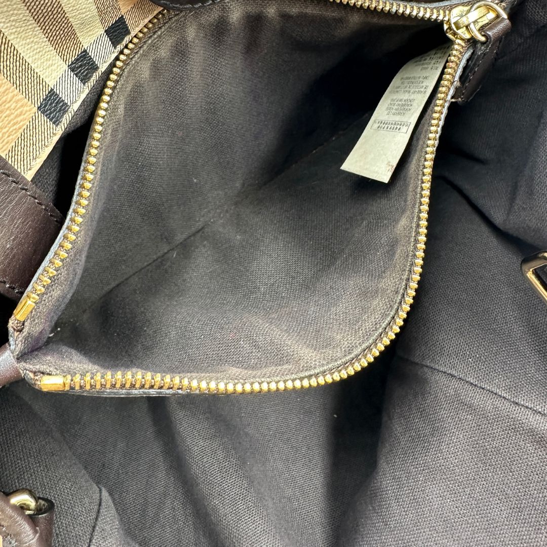 interno Shopper Burberry in canvas beige con classica trama tartan e finiture in pelle