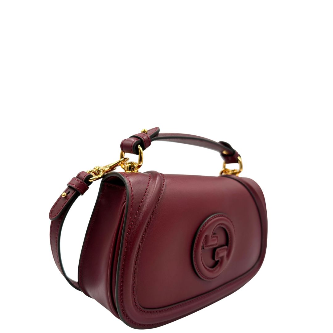 lato Borsa Gucci in pelle bordeaux con iconica doppia G sul front, di lusso, eccellenti condizioni, usata 