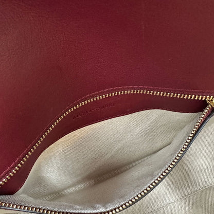 interno Borsa Gucci in pelle bordeaux con iconica doppia G sul front, di lusso, eccellenti condizioni, usata