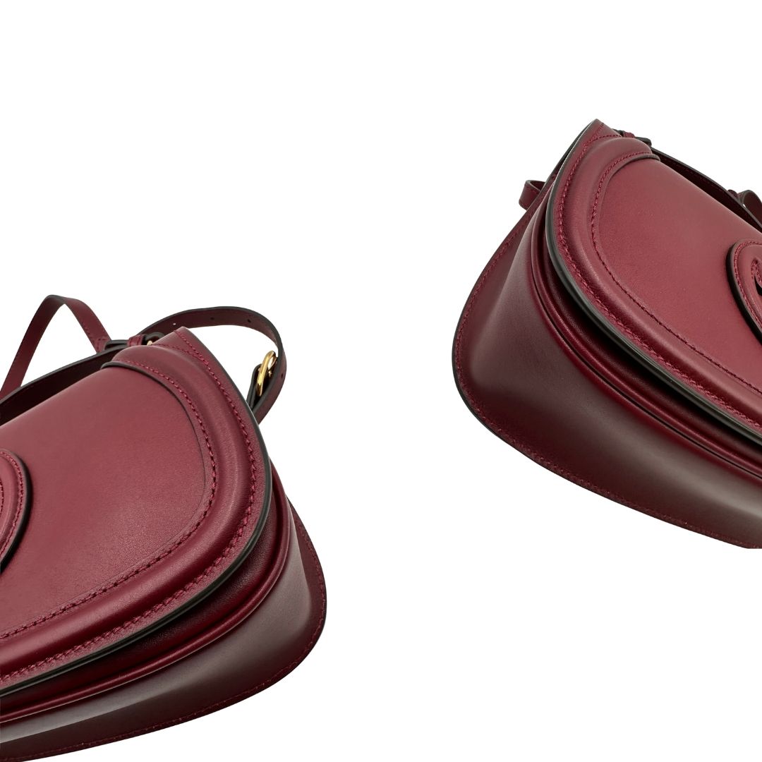 angoli Borsa Gucci in pelle bordeaux con iconica doppia G sul front, di lusso, eccellenti condizioni, usata 