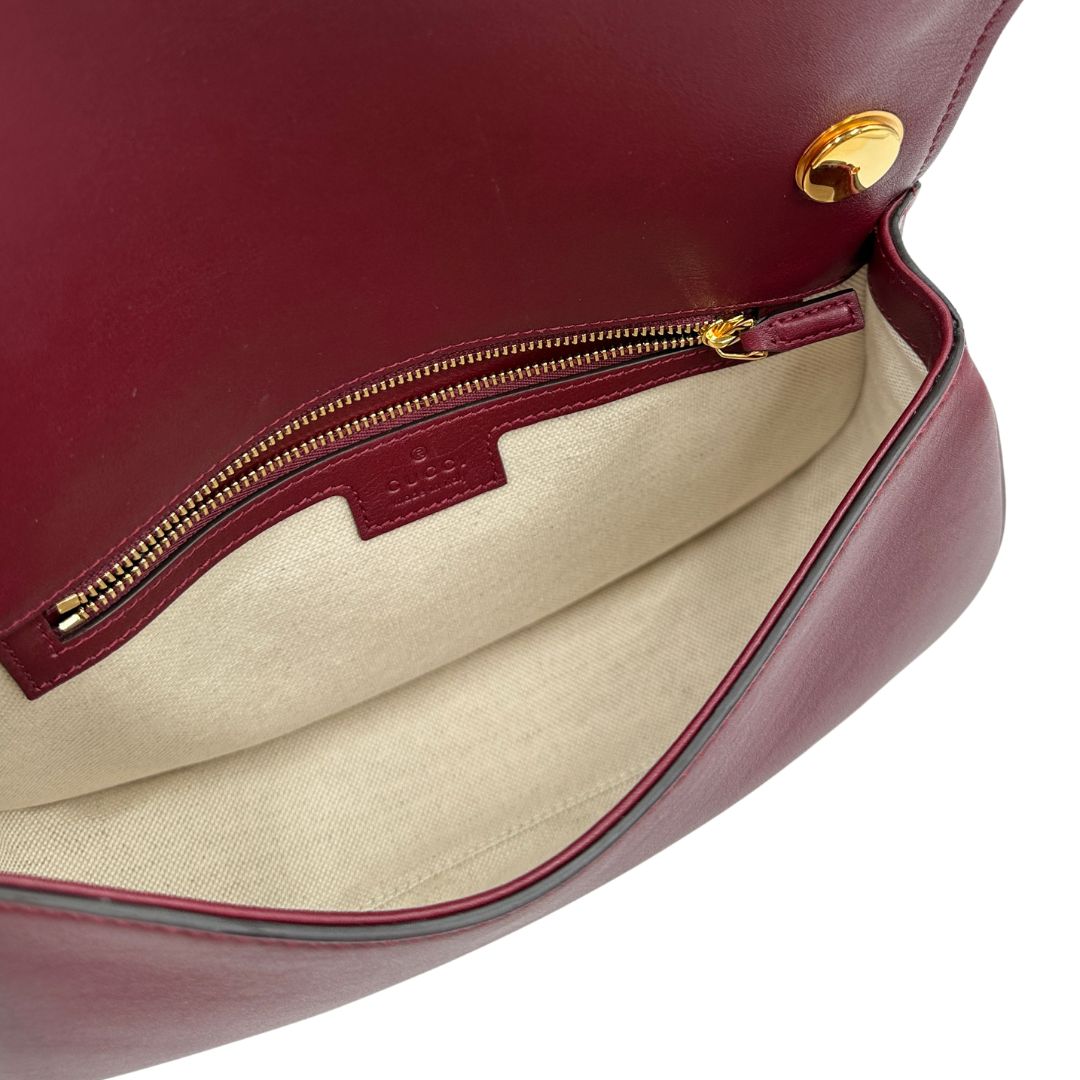 interno Borsa Gucci in pelle bordeaux con iconica doppia G sul front, di lusso, eccellenti condizioni, usata