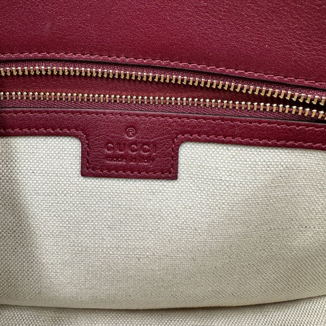 interno Borsa Gucci in pelle bordeaux con iconica doppia G sul front, di lusso, eccellenti condizioni, usata
