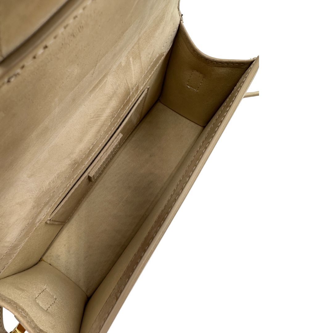 interno  Borsa Jacquemus nella versione Le Grand Bambino in pelle nabuk beige 
