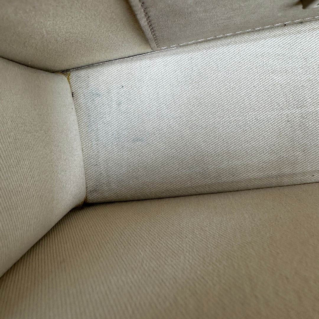 interno  Borsa Jacquemus nella versione Le Grand Bambino in pelle nabuk beige 
