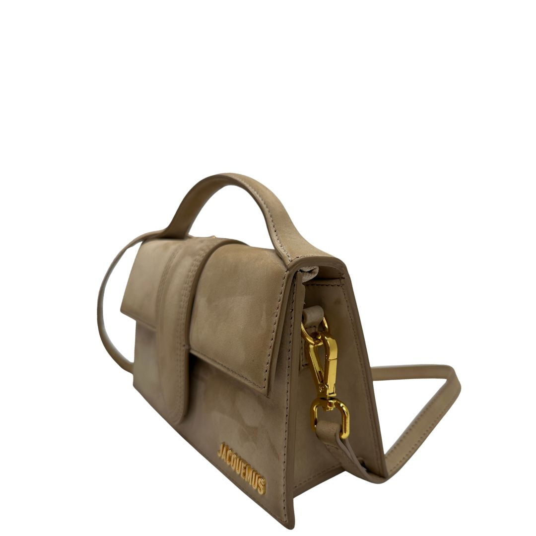 lato  Borsa Jacquemus nella versione Le Grand Bambino in pelle nabuk beige 