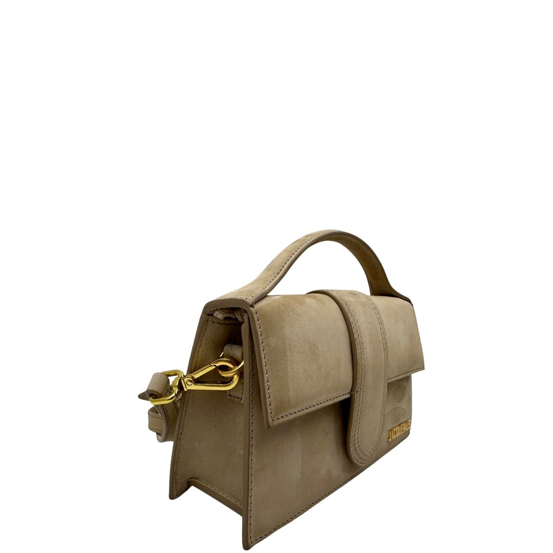 lato  Borsa Jacquemus nella versione Le Grand Bambino in pelle nabuk beige 