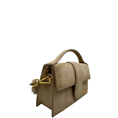 lato  Borsa Jacquemus nella versione Le Grand Bambino in pelle nabuk beige 