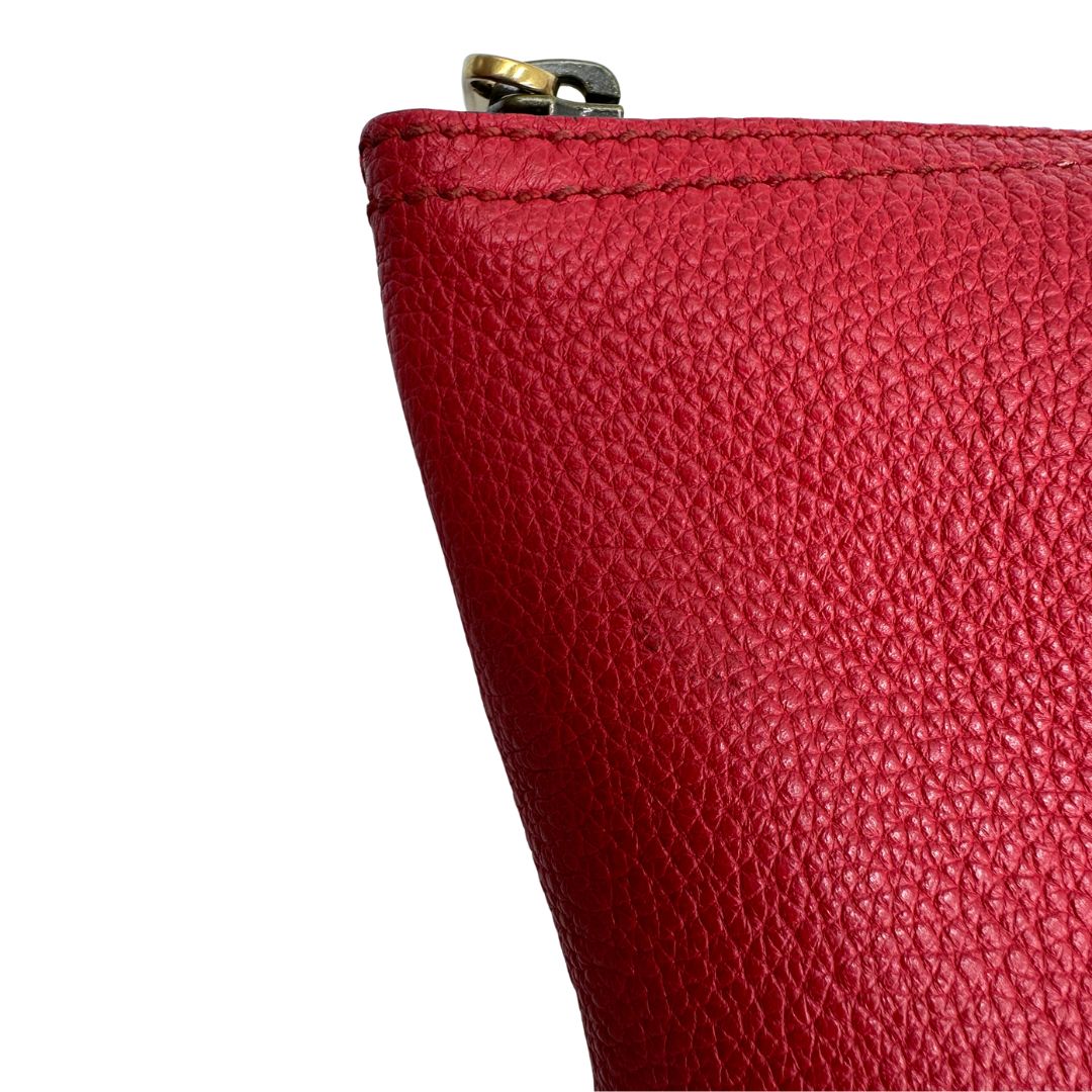 angolo  Pochette Gucci in pelle rossa logata sul front, di lusso, originale, ottime condizioni, usata 