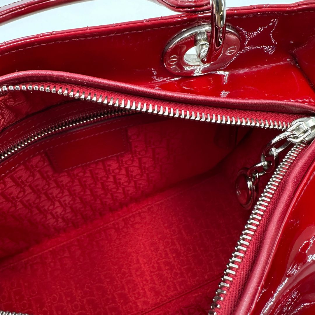interno  Borsa Lady Dior realizzata in pelle rossa vernis , di lusso, originale, ottime condizioni, usata