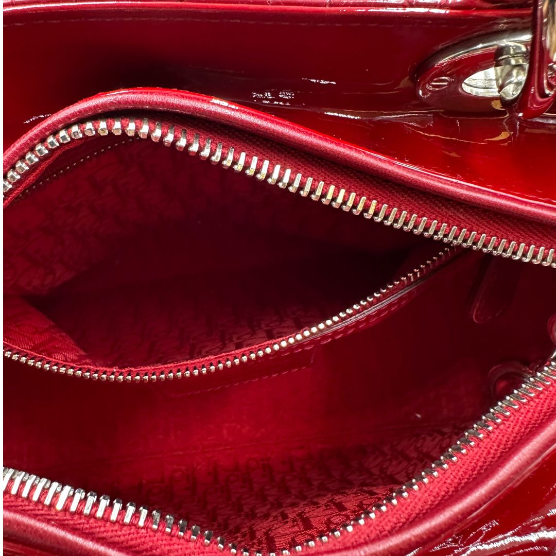 interno  Borsa Lady Dior realizzata in pelle rossa vernis , di lusso, originale, ottime condizioni, usata 