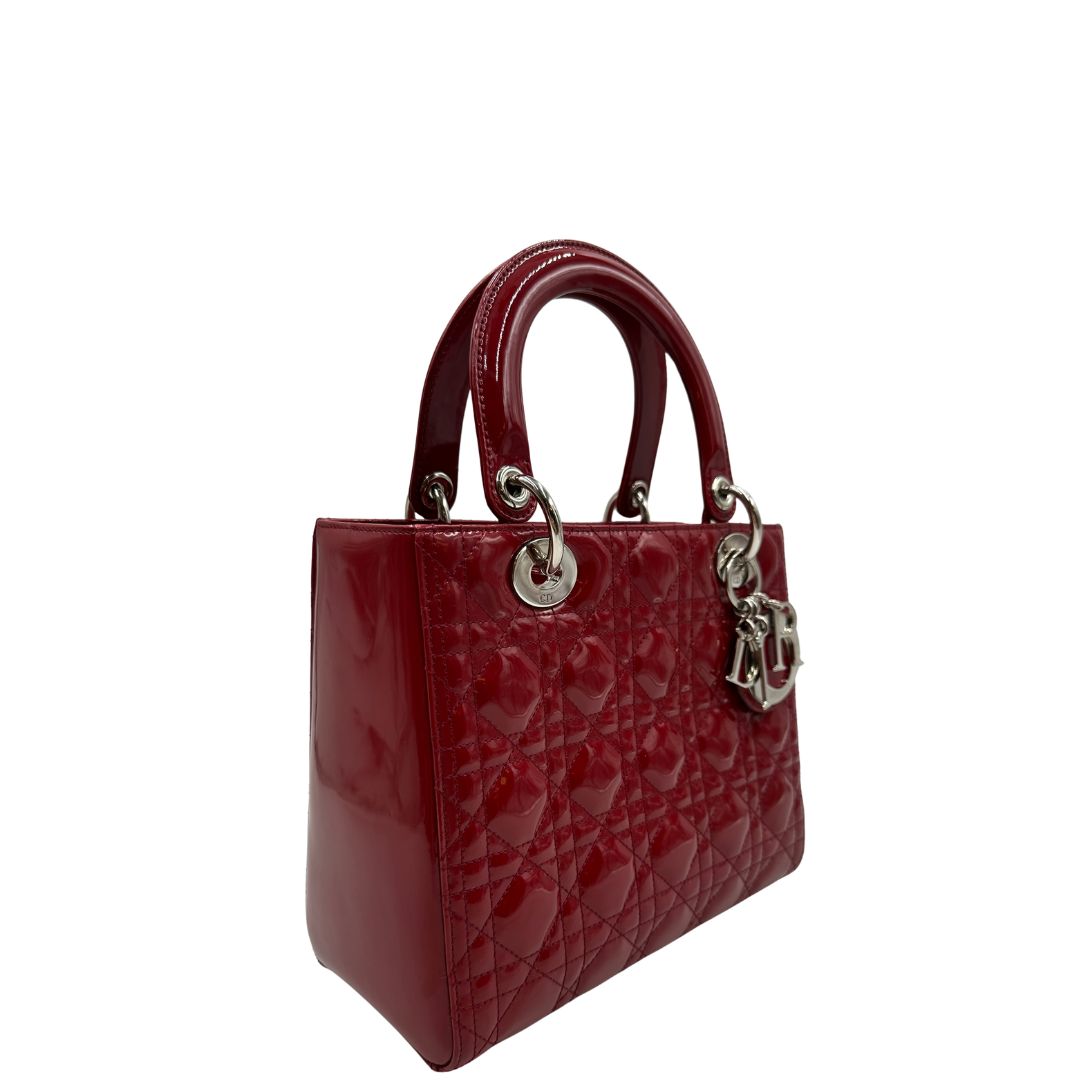lato  Borsa Lady Dior realizzata in pelle rossa vernis , di lusso, originale, ottime condizioni, usata 